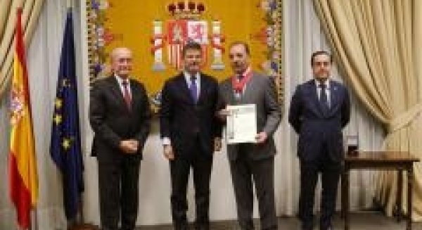 El catedrático de la UMA, José Calvo, recibe la cruz de San Raimundo de Peñafort