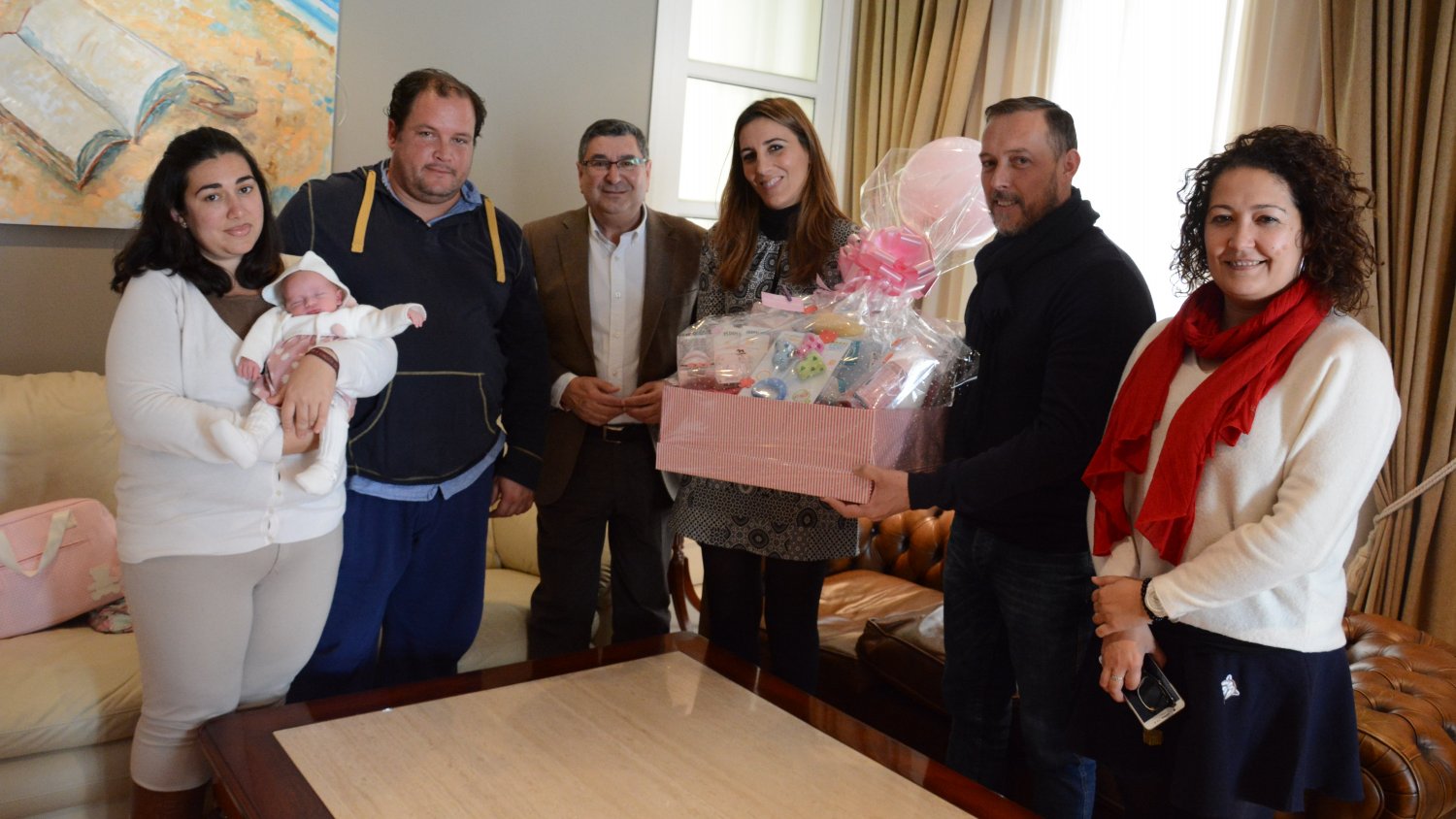 Vélez-Málaga recibe a la pareja del primer recién nacido en Andalucía del año 2017