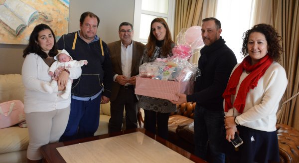 Vélez-Málaga recibe a la pareja del primer recién nacido en Andalucía del año 2017