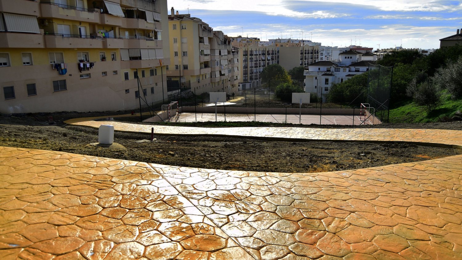 Estepona finaliza las obras de la senda peatonal que conecta varias pistas deportivas en la zona de Calancha