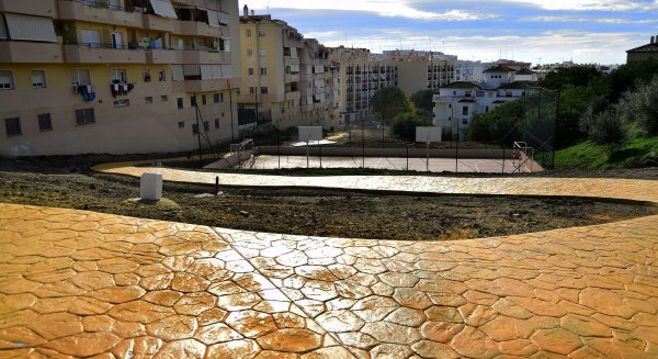 Estepona finaliza las obras de la senda peatonal que conecta varias pistas deportivas en la zona de Calancha