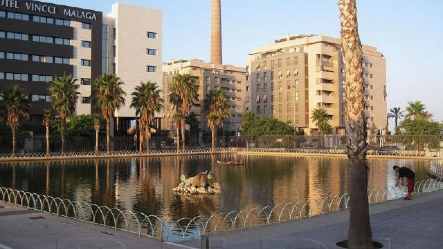 Hallan el cadáver de un hombre en el estanque del Parque del Oeste