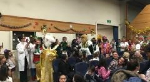 Los Reyes Magos reparten cerca de 300 regalos a los niños y niñas ingresados en el Hospital Materno Infantil de Málaga