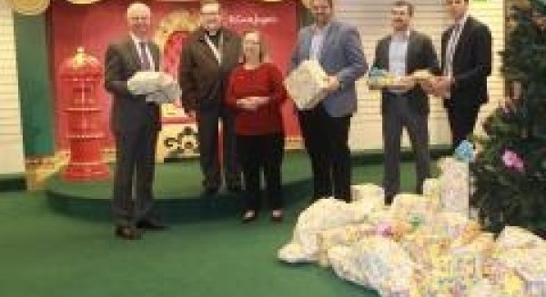 El Cartero Real solidario a beneficio de Cáritas recauda juguetes para más de 40 niños en Mijas