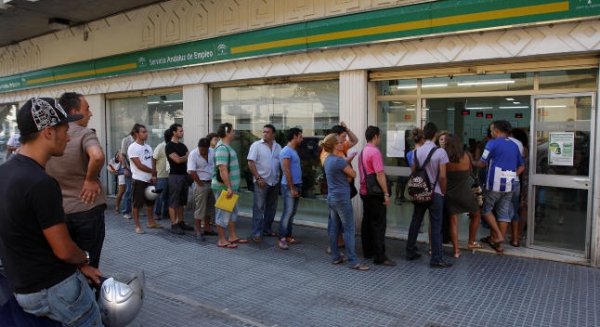 El paro desciende en diciembre en 3.355 personas en Málaga