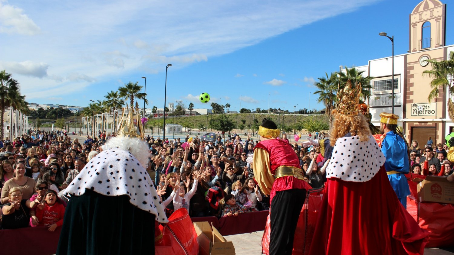 La Cabalgata de Reyes Magos repartirá 12.500 kilos de caramelos blandos y 2.000 juguetes en Estepona