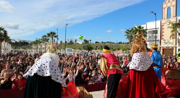 La Cabalgata de Reyes Magos repartirá 12.500 kilos de caramelos blandos y 2.000 juguetes en Estepona