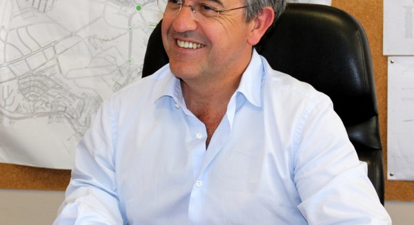 García Urbano destaca que 2016 acaba “de la mejor forma posible” tras el acuerdo para construir el CHARE en Estepona