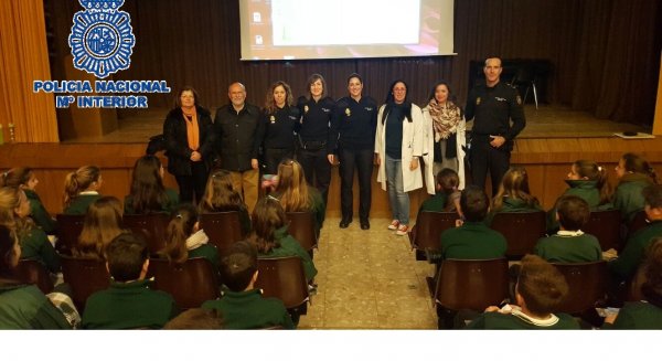 La Policía Nacional enseña a los escolares de Málaga cómo combatir los riesgos de Internet a través del programa Ciberexpert@