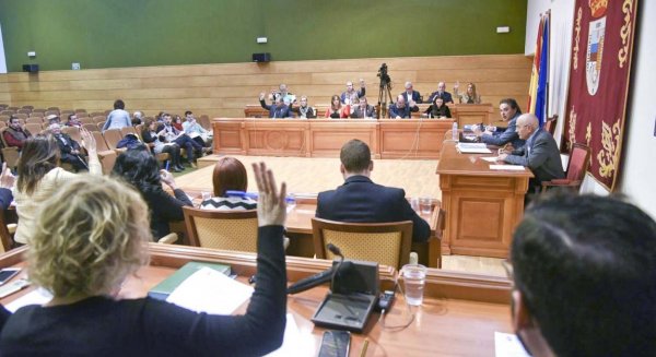 El pleno de Torremolinos aprueba el manual para la RPT que ordenará la situación de los trabajadores municipales