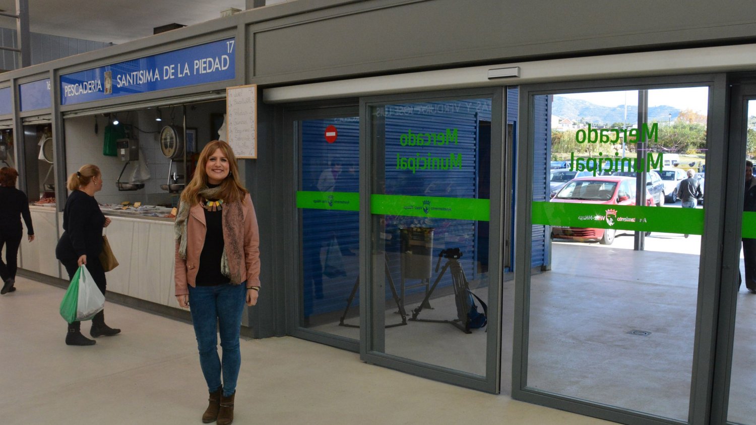 Vélez-Málaga habilita las puertas automáticas en los accesos del mercado minorista