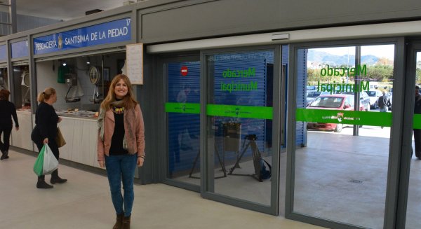 Vélez-Málaga habilita las puertas automáticas en los accesos del mercado minorista