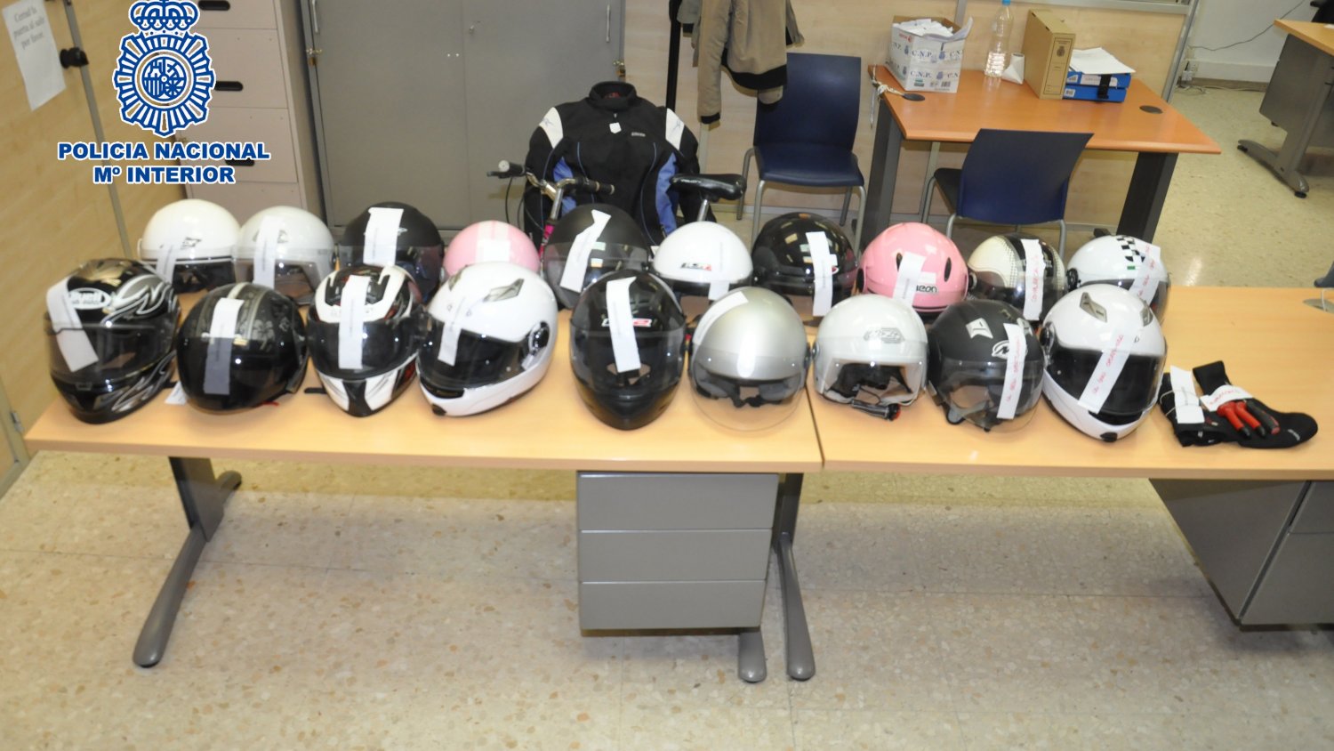 Detienen en Málaga a un hombre por su presunta implicación en el robo de cascos de moto