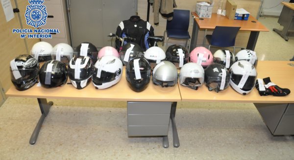 Detienen en Málaga a un hombre por su presunta implicación en el robo de cascos de moto