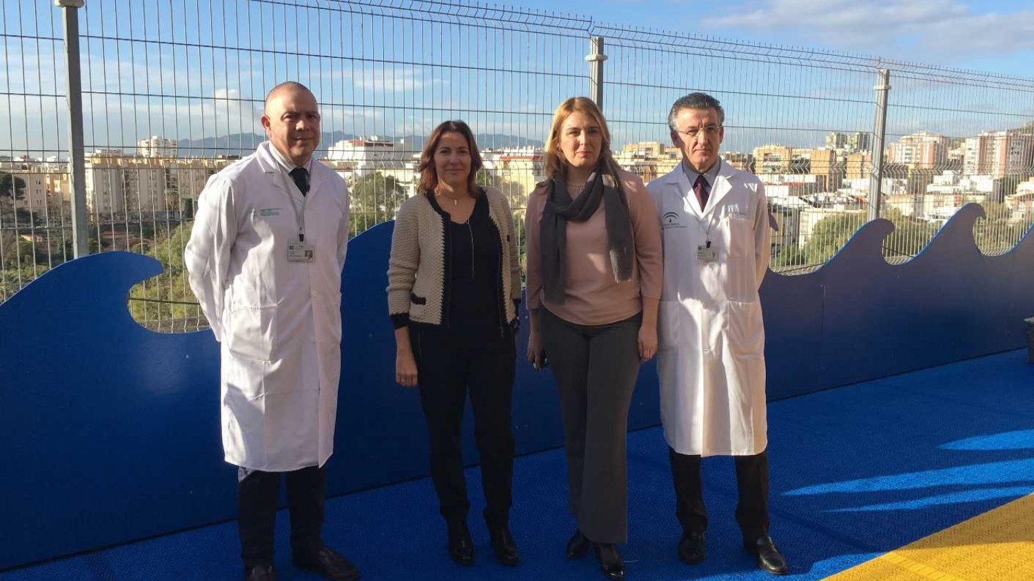 La Junta crea un nuevo espacio que recrea una playa mediterránea en la terraza del Hospital Materno Infantil