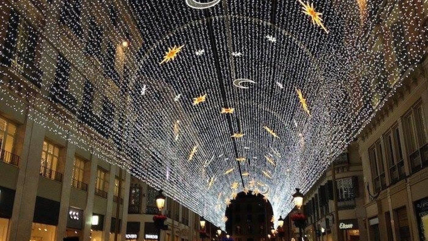 Málaga amplía los fines de semana a 3 los pases del espectáculo de calle Larios