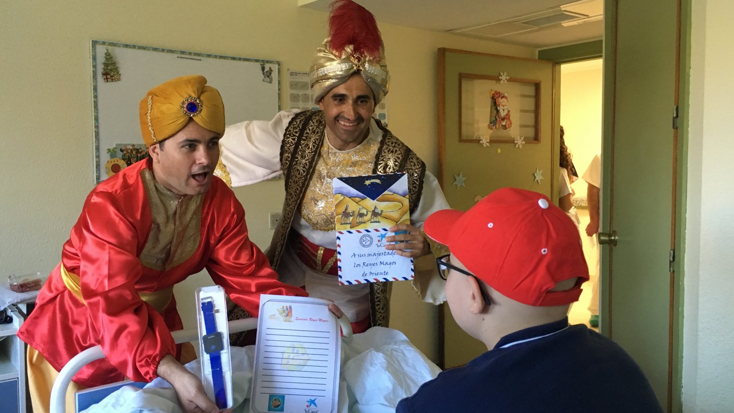 La Junta y El Club de La Banda sacan una sonrisa a los menores ingresados en el Hospital Materno infantil de Málaga