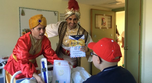 La Junta y El Club de La Banda sacan una sonrisa a los menores ingresados en el Hospital Materno infantil de Málaga
