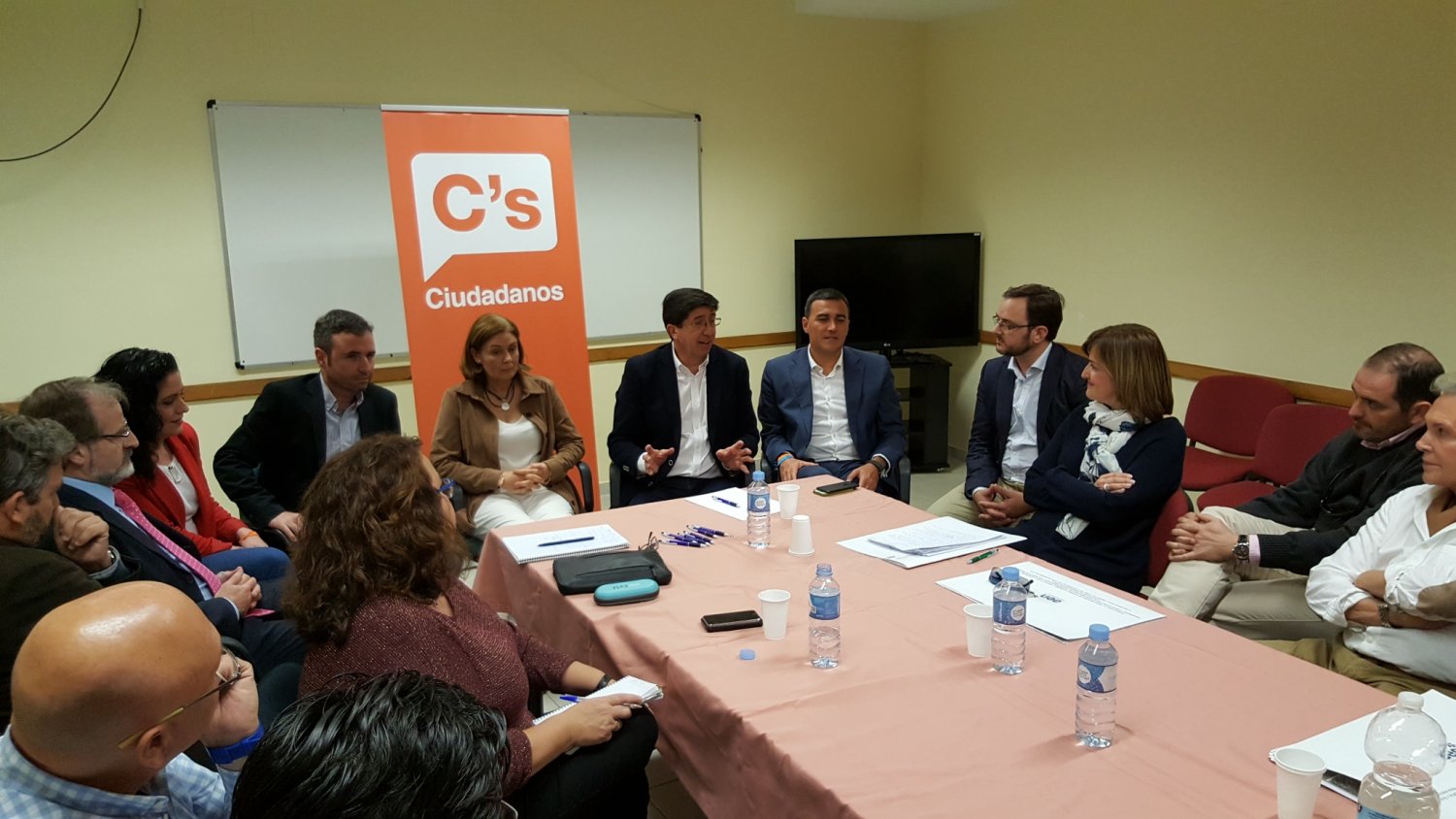 Juan Marín trasladará al Parlamento andaluz las demandas del sector empresarial de Nerja