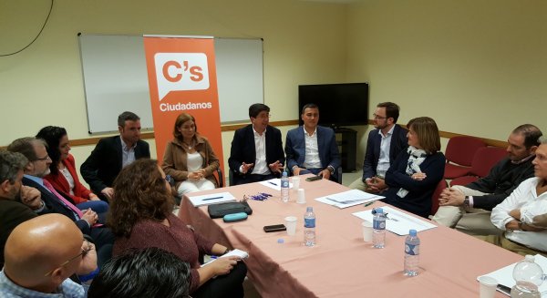 Juan Marín trasladará al Parlamento andaluz las demandas del sector empresarial de Nerja