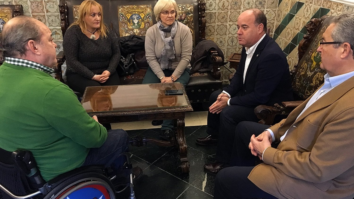 Antequera atiende a los nuevos representantes de la Asociación de Discapacitados Físicos Singilia Barba