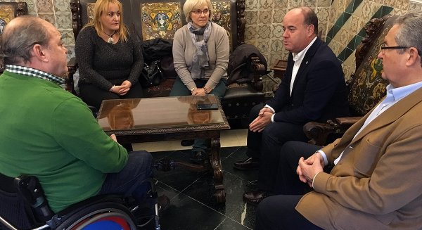 Antequera atiende a los nuevos representantes de la Asociación de Discapacitados Físicos Singilia Barba