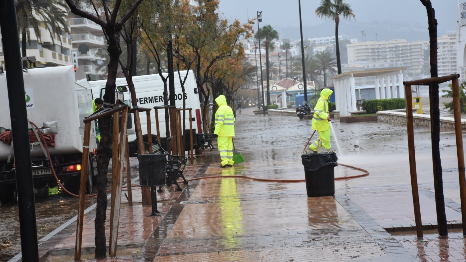 Más de un centenar de operarios realizan labores de limpieza tras las fuertes lluvias registradas este fin de semana