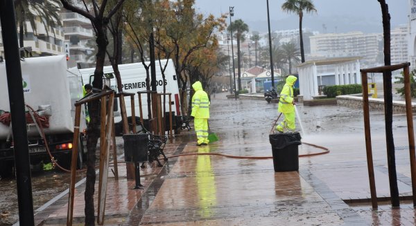 Más de un centenar de operarios realizan labores de limpieza tras las fuertes lluvias registradas este fin de semana