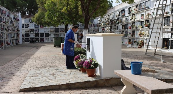 Ronda ultima los preparativos en el Cementerio de San Lorenzo para celebrar el Día de Todos los Santos