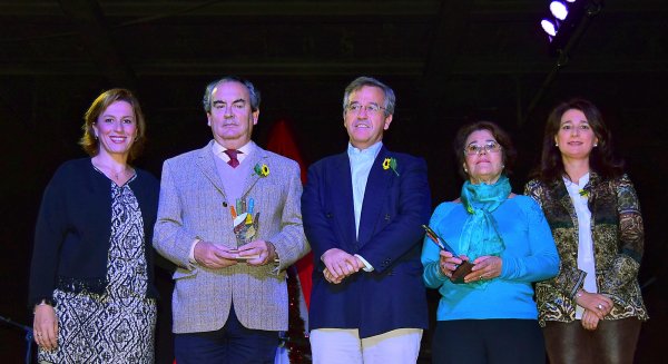 Estepona premia la solidaridad de Cudeca y de la voluntaria Mercedes González