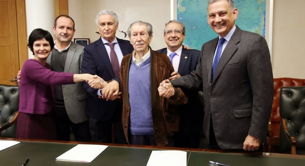 Firmado el convenio para la convocatoria del Premio Internacional de Periodismo Manuel Alcántara