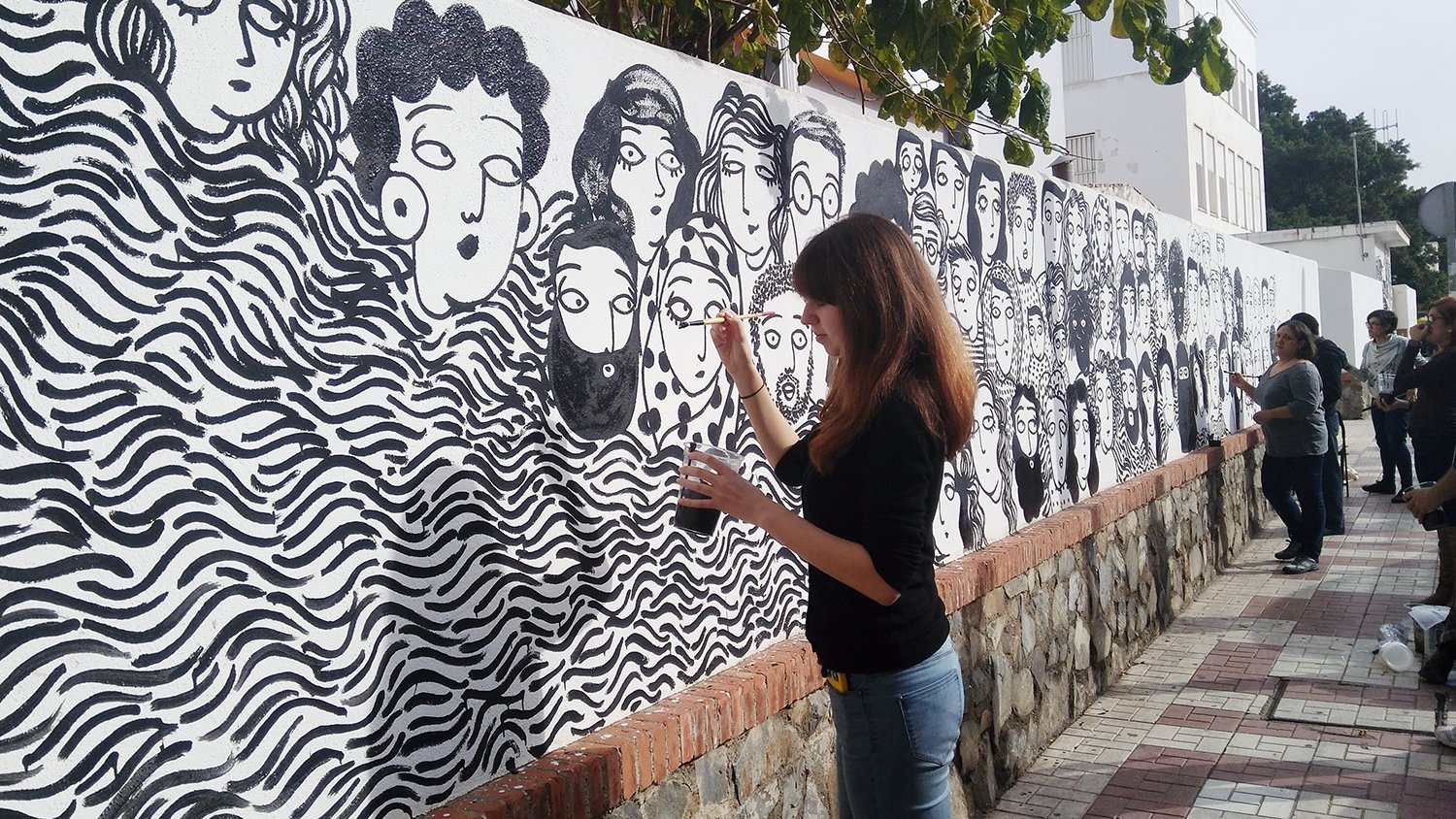 Alumnos de Bellas Artes colaboran en un mural de apoyo a los refugiados