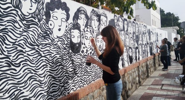 Alumnos de Bellas Artes colaboran en un mural de apoyo a los refugiados