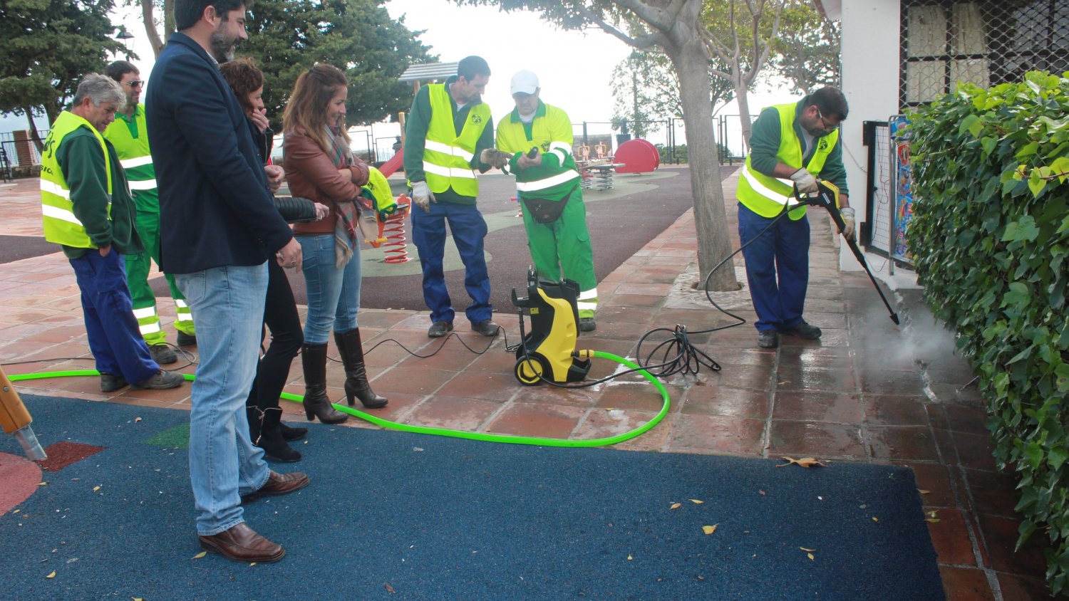 Mijas inicia un Plan Integral de Limpieza de los parques infantiles