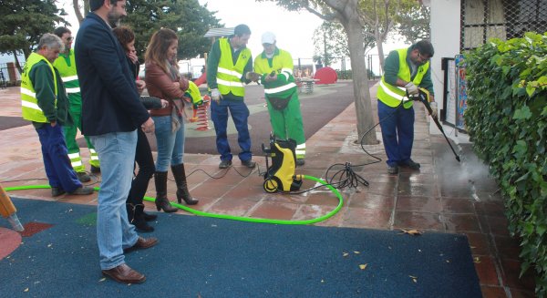 Mijas inicia un Plan Integral de Limpieza de los parques infantiles