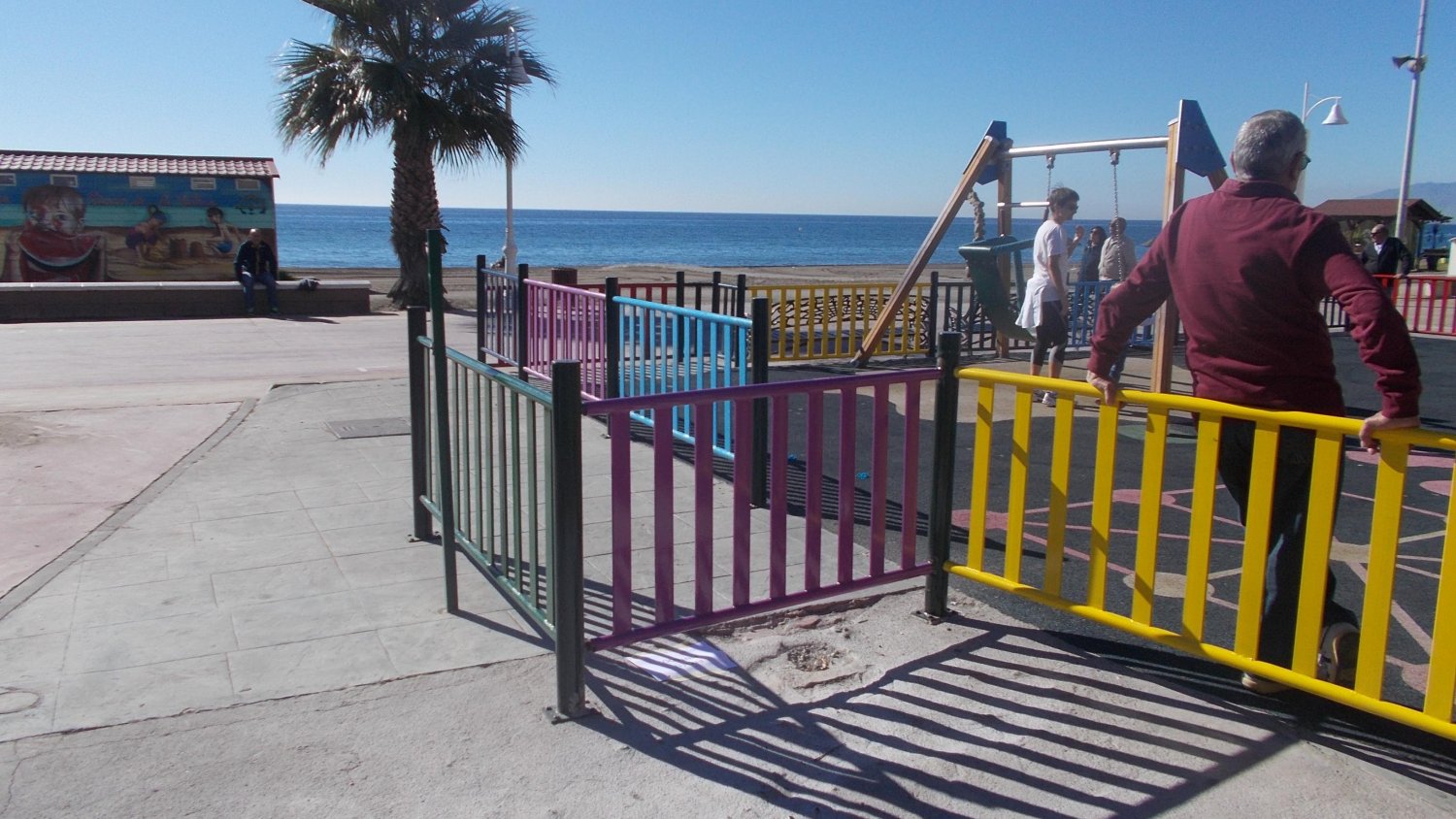 Rincón de la Victoria mejora el vallado de seguridad de la zona de juegos infantil del Paseo Marítimo