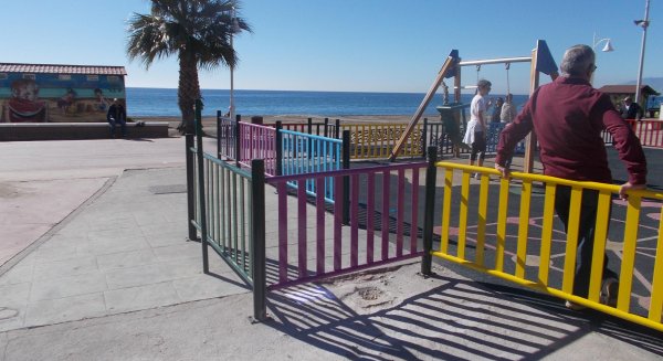 Rincón de la Victoria mejora el vallado de seguridad de la zona de juegos infantil del Paseo Marítimo