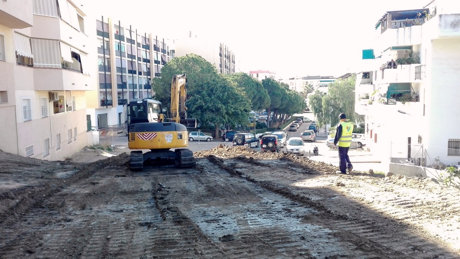 Estepona crea una nueva zona verde que incluye un área deportiva y una senda peatonal