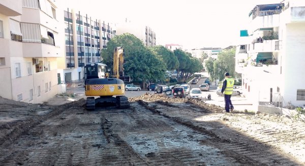 Estepona crea una nueva zona verde que incluye un área deportiva y una senda peatonal