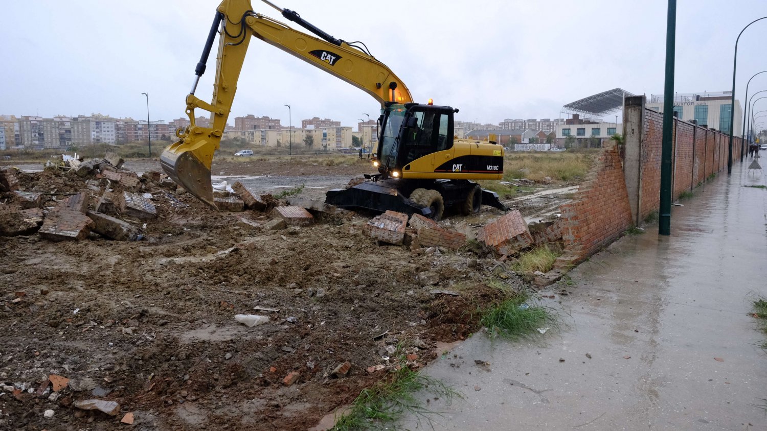 Málaga demuele el muro de cerramiento de calle Bodegueros junto a los terrenos de Repsol por motivos de seguridad