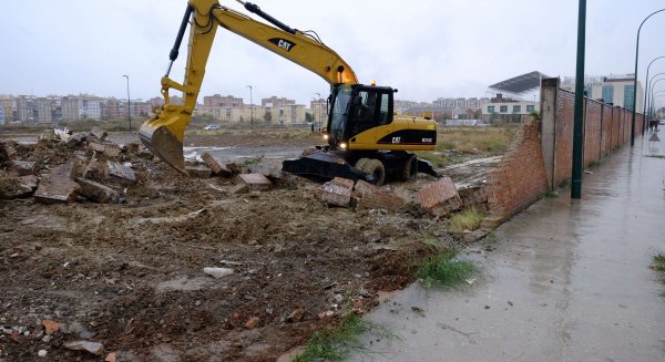 Málaga demuele el muro de cerramiento de calle Bodegueros junto a los terrenos de Repsol por motivos de seguridad
