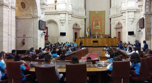 Niños y adolescentes de Alhaurín el Grande participan con el Ayuntamiento en el Pleno Infantil del Parlamento Andaluz