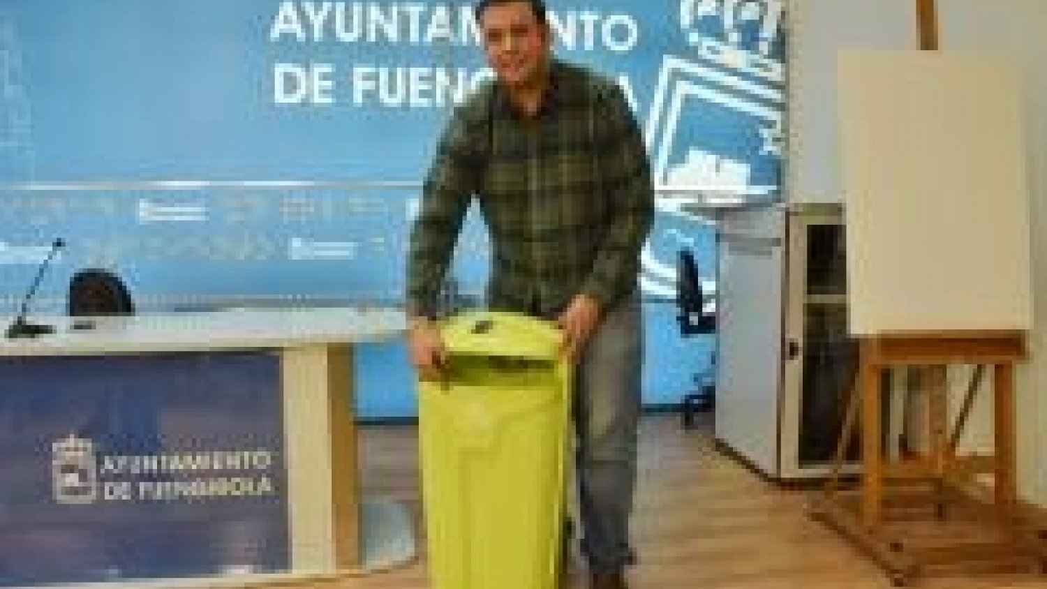 Fuengirola incorpora un modelo nuevo e innovador de papeleras urbanas en diferentes puntos de la ciudad