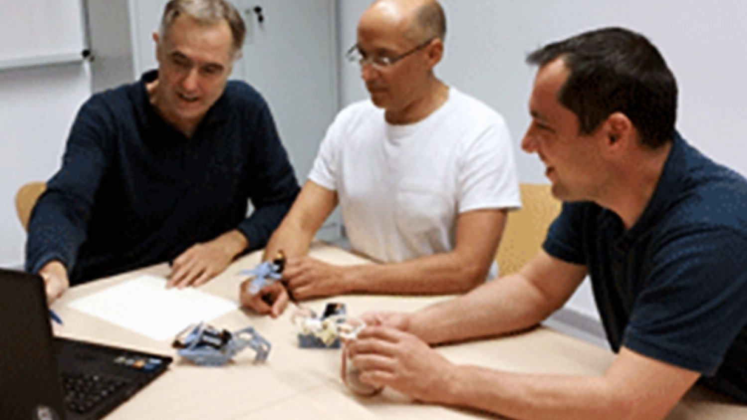 Investigadores de la UMA diseñan exoesqueletos para rehabilitar lesiones en la mano