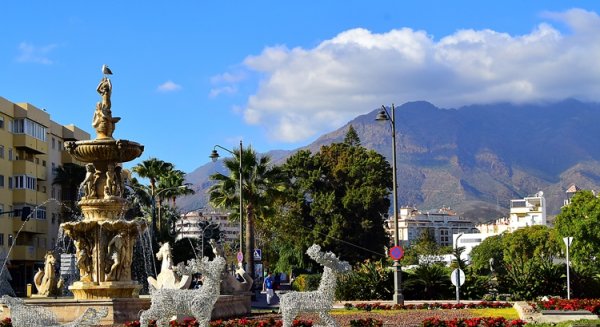 Estepona aumenta su iluminación navideña con casi 350 puntos de luz