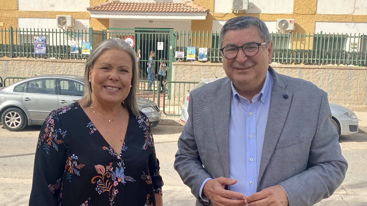 Moreno Ferrer firma la adjudicación de las obras para la cubierta del CEIP Andalucía de Vélez-Málaga