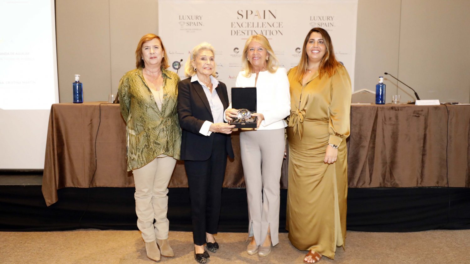 La alcaldesa subraya que el premio Diamante de la Excelencia “es un reconocimiento a la apuesta de Marbella