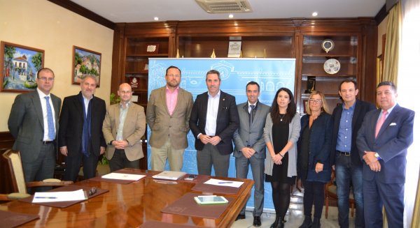 Mijas se reúne con promotores y constructores para mejorar los procedimientos administrativos de licencia de obra mayor
