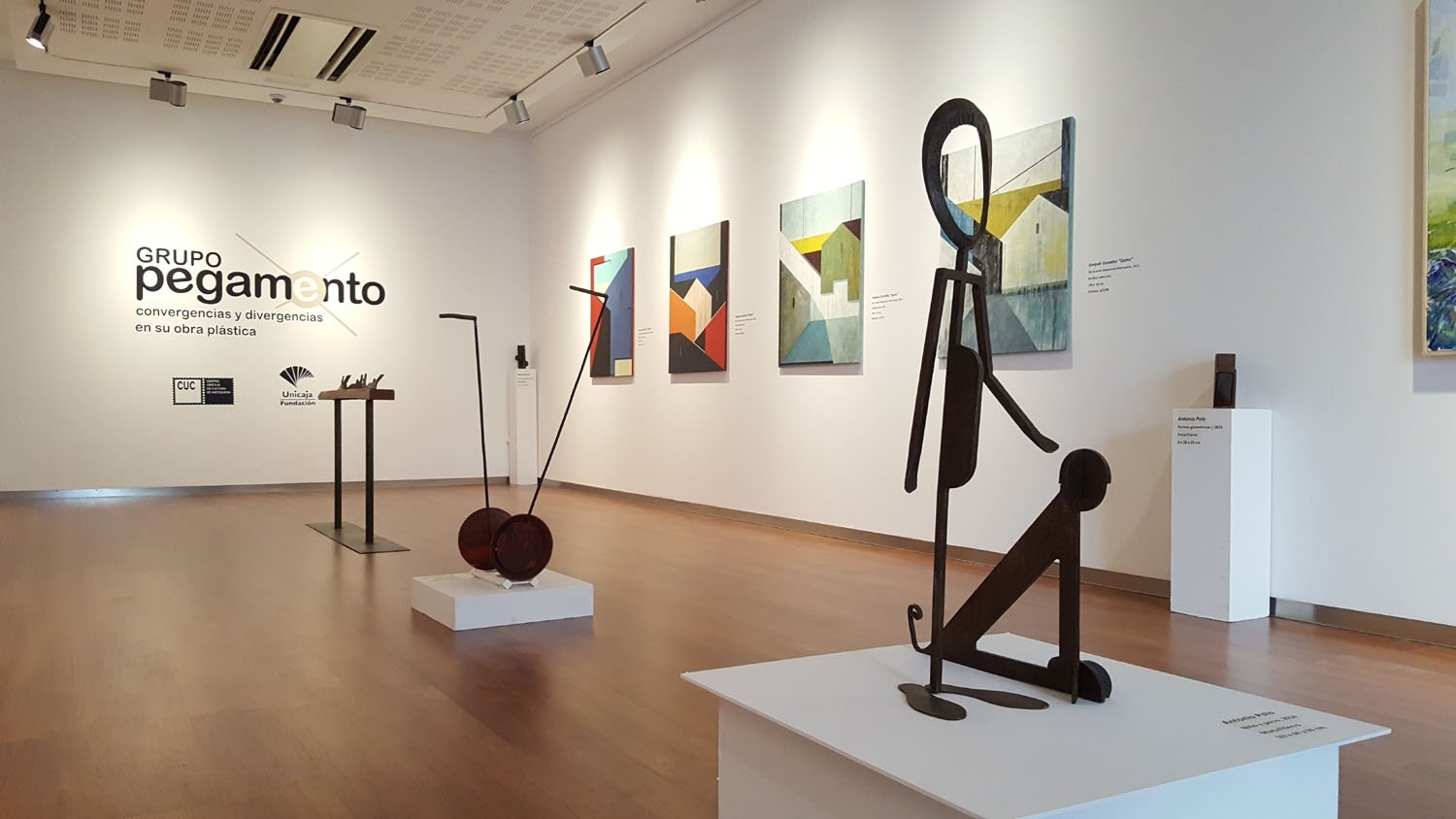 Unicaja inaugura la exposición pictórica y escultórica del 'Grupo Pegamento' por cuatro artistas afincados en Andalucía