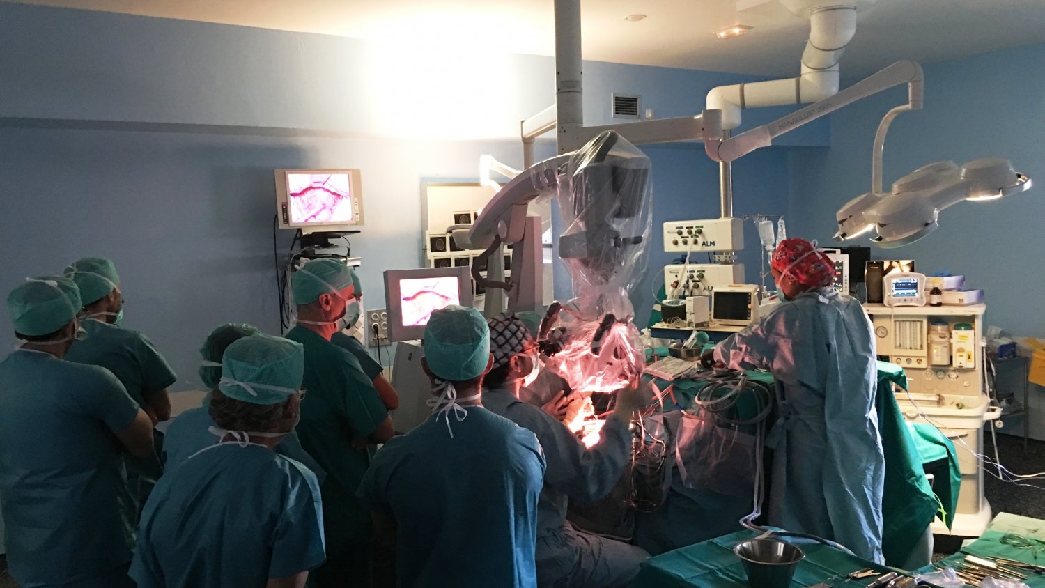 El Hospital Regional emplea la técnica de resección de tumores cerebrales guiada por fluorescencia